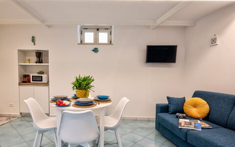 Casetta Di Laura In Massa Lubrense: Møbel, Bord, Ejendom, Couch, Stol, Bygning, Indretning, Stueplante, Plante, Etage