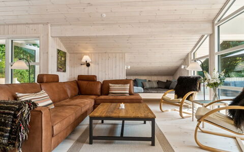Vamika - 300M from the Sea: Couch, Møbel, Indretning, Træ, Gulvbelægning, Stue, Loft, Trægulve, Etage