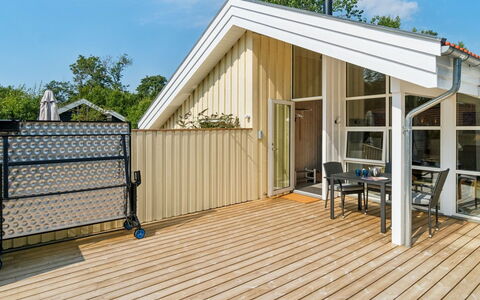 Vamika - 300M from the Sea: Træ, Hjem, Hårdttræ, Planke, Kompositmateriale, Veranda, Sommerhus, Dæk, Bejdse, Sidespor