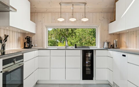 Vamika - 300M from the Sea: Køkken, Træ, Gulvbelægning, Countertop, Køkken Apparat, Indretning, Loft, Cabinetry, Etage, Trægulve