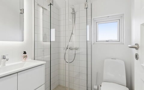 Vamika - 300M from the Sea: Sanitærarmatur, Etage, Indretning, Gulvbelægning, Badeværelse, Vvs, Toilet, Loft, Håndvask, Tap