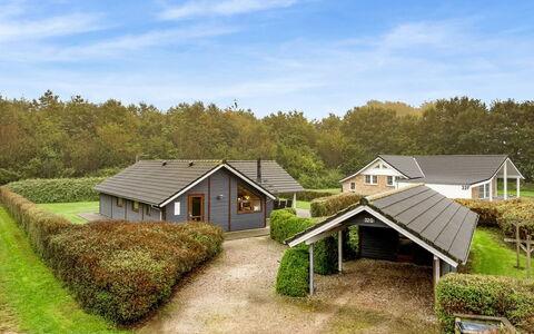 Sarah: Møbel, Indretning, Gulvbelægning, Etage, Loft, Værelse, Stol, Bord, Lejlighed, Køkken & Spisebord