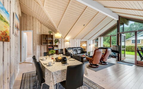 Sarah: Møbel, Indretning, Gulvbelægning, Etage, Loft, Værelse, Stol, Bord, Lejlighed, Køkken & Spisebord