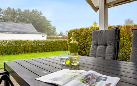 Sarah: Møbel, Indretning, Gulvbelægning, Etage, Loft, Værelse, Stol, Bord, Lejlighed, Køkken & Spisebord