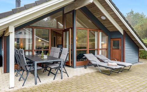 Sarah: Møbel, Indretning, Gulvbelægning, Etage, Loft, Værelse, Stol, Bord, Lejlighed, Køkken & Spisebord