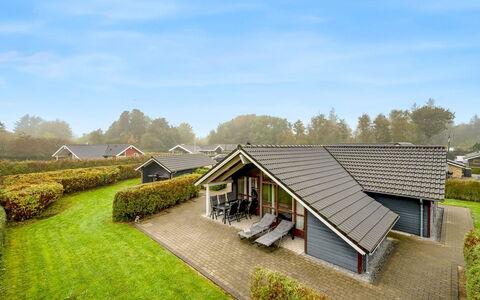 Sarah: Møbel, Indretning, Gulvbelægning, Etage, Loft, Værelse, Stol, Bord, Lejlighed, Køkken & Spisebord