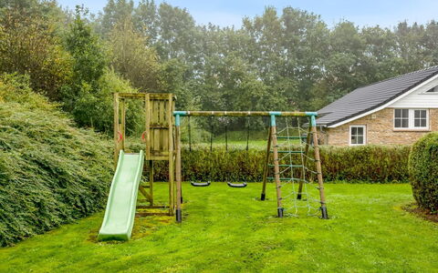 Sarah: Møbel, Indretning, Gulvbelægning, Etage, Loft, Værelse, Stol, Bord, Lejlighed, Køkken & Spisebord