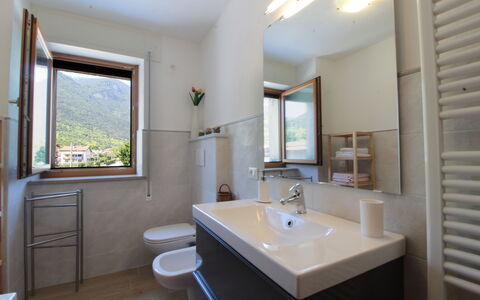 Apartment With Garden, Del Corlo Lake, Belluno: Tap, Spejl, Sanitærarmatur, Håndvask, Badeværelsesskab, Ejendom, Badeværelsesvask, Bygning, Badeværelse, Azure