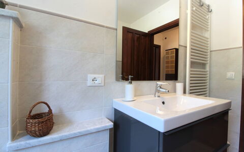 Apartment With Garden, Del Corlo Lake, Belluno: Brun, Spejl, Tap, Håndvask, Sanitærarmatur, Ejendom, Cabinetry, Badeværelsesvask, Bygning, Træ