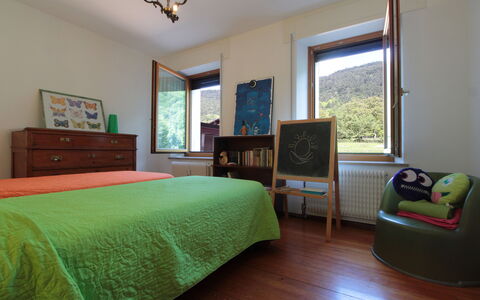 Apartment With Garden, Del Corlo Lake, Belluno: Møbel, Billedramme, Ejendom, Grøn, Komfort, Azure, Vindue, Bygning, Træ, Indretning