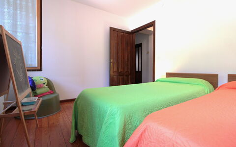Apartment With Garden, Del Corlo Lake, Belluno: Ejendom, Bygning, Møbel, Komfort, Træ, Skygge, Etage, Gulvbelægning, Hus, Hårdttræ