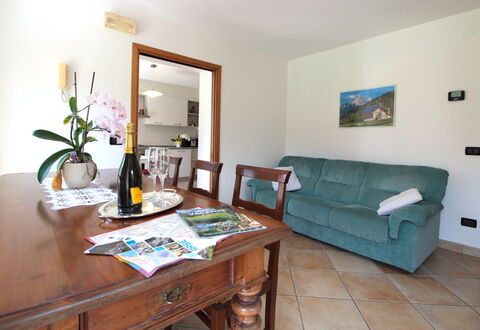 Apartment With Garden, Del Corlo Lake, Belluno: Bord, Møbel, Billedramme, Ejendom, Plante, Couch, Grøn, Blomst, Indretning, Træ