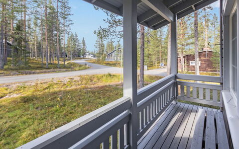Eki-Ylläs a: Møbel, Indretning, Gulvbelægning, Etage, Bord, Loft, Køkken & Spisebord, Belysning, Stol, Hjem