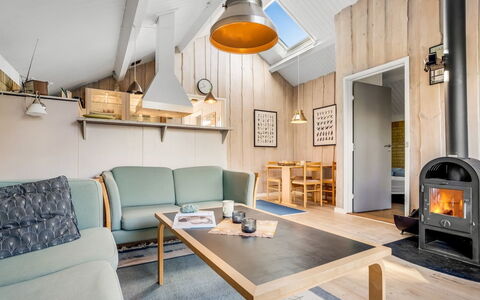 Hedde - 100M from the Sea: Blå, Busk, Sommerhus, Bunddække, Have, Estate, Skygge, Landscaping, Stuehus, Eco Hotel