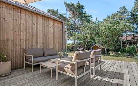 Kaila - 50M from the Sea: Træ, Trægulve, Gulvbelægning, Møbel, Udendørs Møbler, Etage, Hårdttræ, Dæk, Planke, Veranda