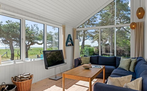 Kaila - 50M from the Sea: Gulvbelægning, Indretning, Træ, Møbel, Couch, Etage, Loft, Stue, Trægulve, Værelse