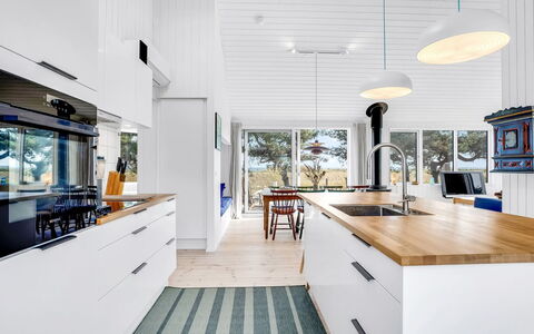 Kaila - 50M from the Sea: Køkken, Gulvbelægning, Countertop, Indretning, Træ, Møbel, Etage, Trægulve, Loft, Cabinetry