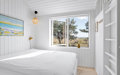 Kaila - 50M from the Sea: Træ, Soveværelse, Loft, Planke, Hårdttræ, Trægulve, Sengetøj, Seng, Design, Bejdse