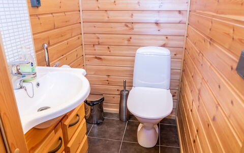 Villa Olivia: Gulvbelægning, Toiletbræt, Træ, Sanitærarmatur, Etage, Toilet, Badeværelse, Indretning, Badeværelsesvask, Vvs