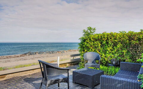 Diderik - 5M from the Sea: Blå, Møbel, Krop Af Vand, Udendørs Møbler, Hav, Horisont, Sommer, Coastal Og Oceaniske Landskabsformer, Stol, Kyst