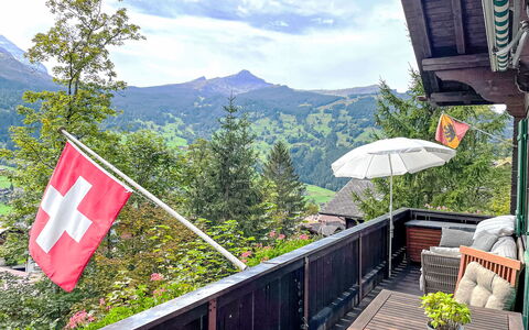 Chalet Tannengüetli: Himmel, Daytime, Ejendom, Sky, Plante, Bjerg, Bygning, Grøn, Blomsterkrukke, Paraply