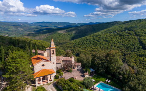 Villa Pietrafitta: Sky, Himmel, Plante, Ejendom, Azure, Træ, Bjerg, Naturlige Landskab, Bygning, Vegetationen