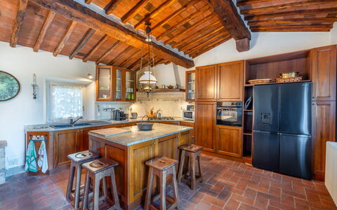 Villa Pietrafitta: Cabinetry, Møbel, Træ, Bord, Køkken, Indretning, Countertop, Køkken Apparat, Bejdse, Etage