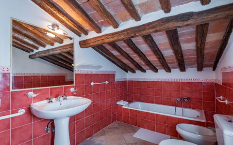 Villa Pietrafitta: Tap, Sanitærarmatur, Ejendom, Håndvask, Badeværelse, Badeværelsesvask, Belysning, Indretning, Purple, Træ