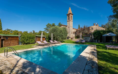 Villa Pietrafitta: Vand, Plante, Himmel, Ejendom, Bygning, Svømmepøl, Natur, Azure, Træ, Græs