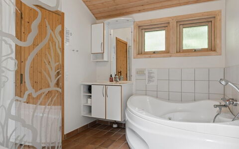 Tyyne - 250M from the Sea: Gulvbelægning, Indretning, Sanitærarmatur, Etage, Træ, Loft, Værelse, Tap, Vvs, Badeværelse