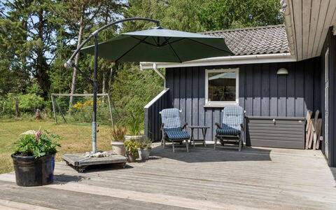 Tyyne - 250M from the Sea: Paraply, Udendørs Møbler, Skygge, Hjem, Udendørs Bord, Have, Sommerhus, Stol, Gård, Sidespor