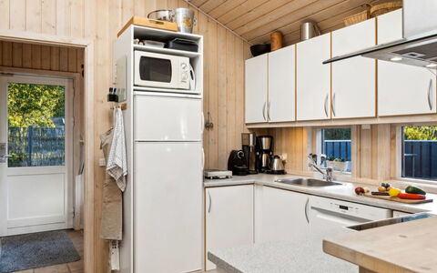 Tyyne - 250M from the Sea: Køkken, Træ, Større Bandage, Køkken Apparat, Indretning, Countertop, Gulvbelægning, Etage, Værelse, Møbel