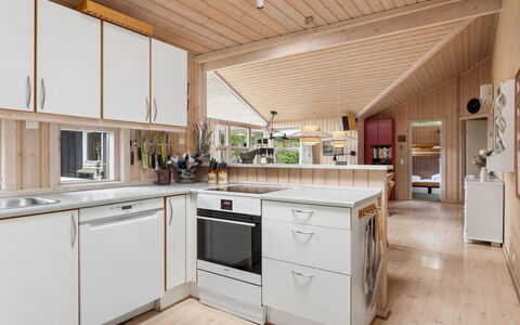 Tyyne - 250M from the Sea: Køkken, Træ, Countertop, Indretning, Møbel, Loft, Køkken Apparat, Gulvbelægning, Cabinetry, Større Bandage