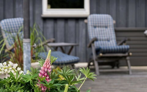 Tyyne - 250M from the Sea: Møbel, Udendørs Møbler, Busk, Have, Stol, Blomsterkrukke, Bunddække, Udendørs Bord, Backyard, Gård