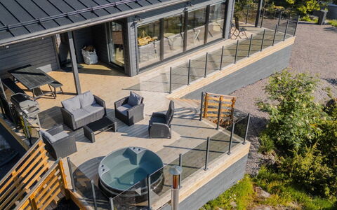 Sjöboda Hill: Træ, Tag, Kompositmateriale, Hjem, Dæk, Veranda, Sommerhus, Skygge, Estate, Udendørs Møbler