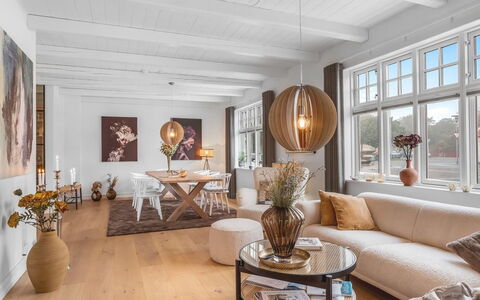 Alexi - 500M from the Sea: Indretning, Møbel, Træ, Gulvbelægning, Loft, Lysarmatur, Etage, Stue, Trægulve, Belysning