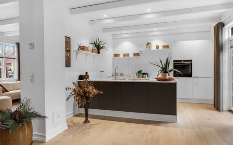 Alexi - 500M from the Sea: Møbel, Gulvbelægning, Indretning, Trægulve, Etage, Træ, Loft, Laminat Gulv, Cabinetry, Køkken