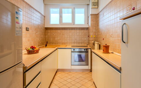 Sunnylake: Cabinetry, Køkkenvask, Håndvask, Tap, Ejendom, Countertop, Komfur, Køkken Apparat, Bygning, Køkken