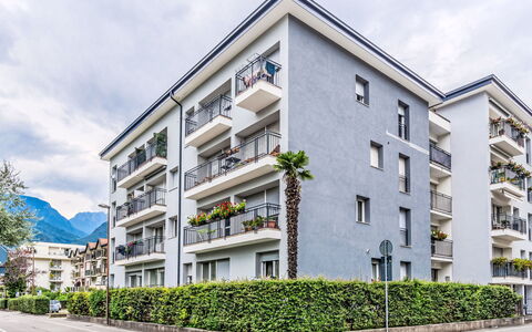 Sunnylake: Bygning, Plante, Ejendom, Vindue, Himmel, Sky, Hus, Land Lot, Arkitektur, Træ