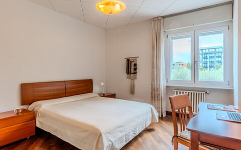 Sunnylake: Møbel, Bord, Vindue, Bygning, Komfort, Træ, Indretning, Etage, Gulvbelægning, Hus