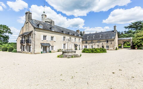 La Manoir du Moros: Sky, Himmel, Bygning, Vindue, Plante, Hus, Træ, Land Lot, Græs, Dør