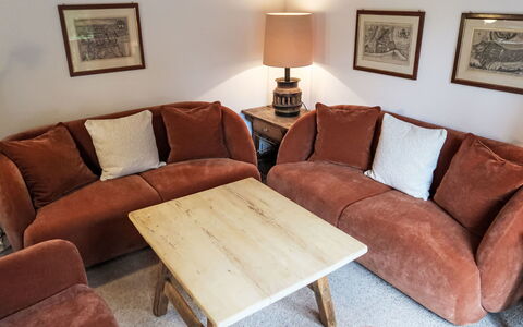 Villa Waldpark: Bord, Billedramme, Couch, Møbel, Bygning, Komfort, Træ, Lampe, Belysning, Indretning