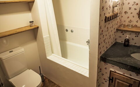 Villa Waldpark: Ejendom, Badeværelsesvask, Cabinetry, Indretning, Sanitærarmatur, Badeværelse, Toiletbræt, Badeværelsesskab, Træ, Etage
