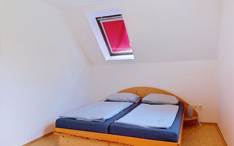 Green Valley Park Stárkov 10: Træ, Soveværelse, Møbel, Etage, Seng, Gulvbelægning, Indretning, Bed Frame, Sengetøj, Sengetøj