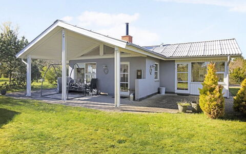 Frido - 500M from the Sea: Møbel, Indretning, Lejlighed, Gulvbelægning, Etage, Bord, Stol, Værelse, Hjem, Køkken & Spisebord
