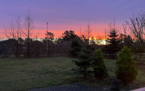 Frido - 500M from the Sea: Himmel, Natur, Afterglow, Skumring, Afdeling, Solnedgang, Aften, Horisont, Atmosfaeretryk Fænomen, Red Sky At Morning