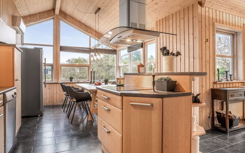 Frido - 500M from the Sea: Køkken, Træ, Loft, Indretning, Countertop, Møbel, Cabinetry, Gulvbelægning, Køkken Apparat, Lysarmatur