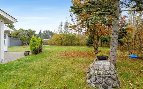 Frido - 500M from the Sea: Græs, Busk, Have, Land Lot, Lawn, Bunddække, Landscaping, Eng, Gård, Parkere
