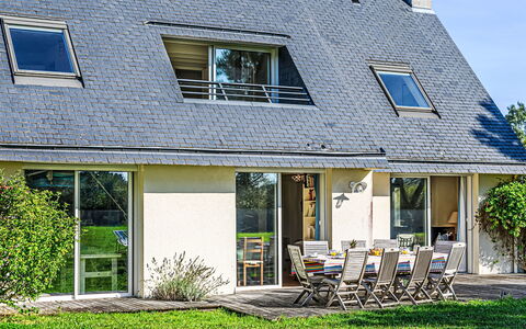 Le Prado: Sky, Himmel, Bord, Plante, Møbel, Stol, Bordservice, Bygning, Azure, Blomsterkrukke