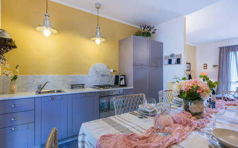 Valentina: Cabinetry, Ejendom, Countertop, Azure, Purple, Indretning, Køkken, Etage, Gulvbelægning